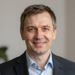 Портрет уверенного российского бизнесмена на нейтральном фоне для сайта компании Мед Здоровье