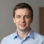 Портрет уверенного российского бизнесмена на нейтральном фоне для сайта компании Мед Здоровье