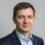 Портрет уверенного российского бизнесмена на нейтральном фоне для сайта компании Мед Здоровье